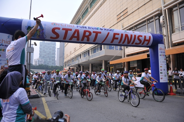 Flag-off of cyclists at the inaugural Orchid Fun Run & Ride, which saw over 3,000 adults and children supporting the launch of Hari Sukan Negara 2015 at the KLCC Park. 